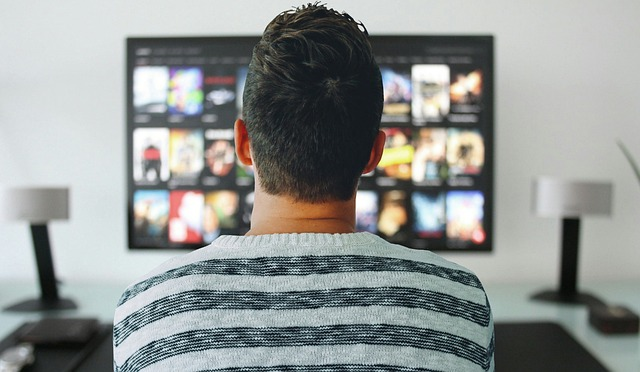 Pessoa assistindo à programação da ULTRA4K
